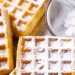 Frische, haugebackene Waffeln mit Puderzucker