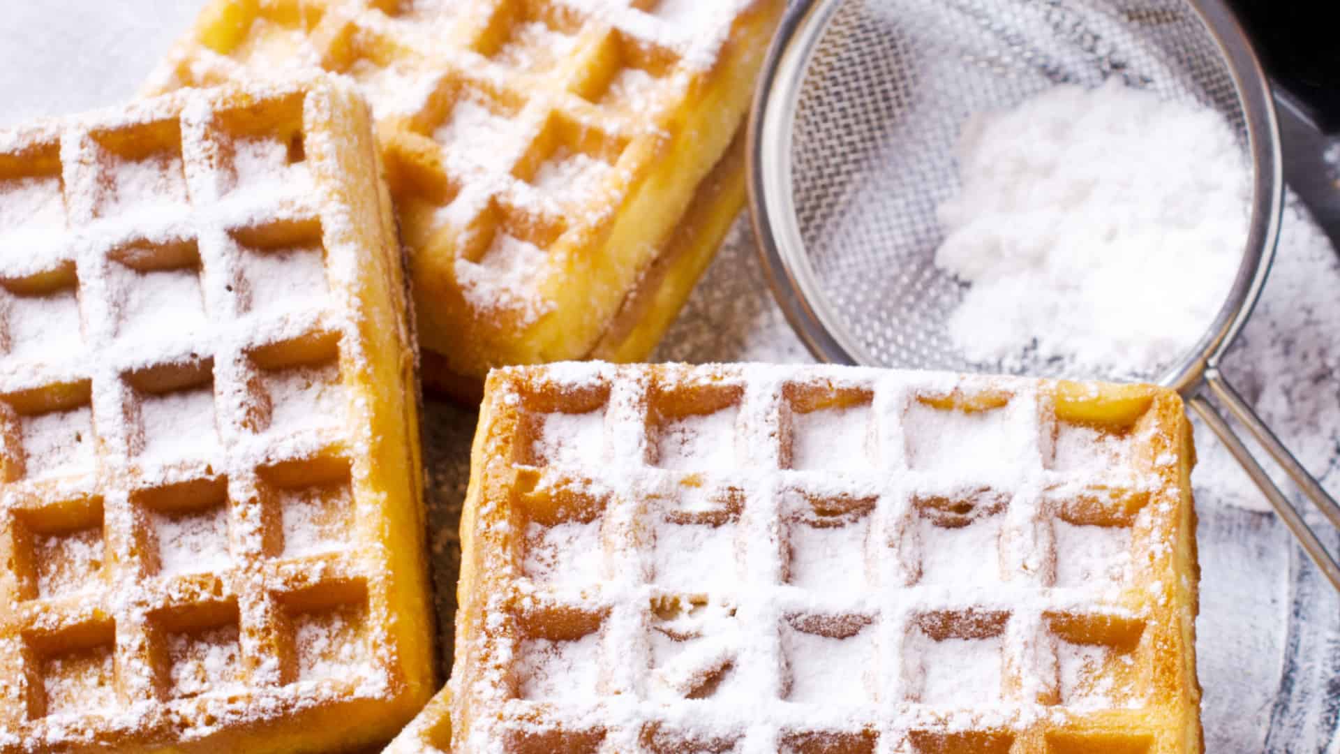 Frische, haugebackene Waffeln mit Puderzucker